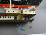 Handgemaakt houten schaalmodel van een schip – foto 8 – kavel bij De Kringwinkel, Diest