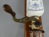 Vintage koffiemolen met keramische pot – foto 3 – kavel bij De Kringwinkel, Diest
