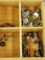 Set religieuze medailles, rozenkransen en iconen – foto 3 – kavel bij De Kringwinkel, Antwerpen