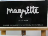 Set van 3 Magritte tentoonstellingsaffiches in lijst – foto 4 – kavel bij De Kringwinkel, Heverlee