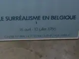 Set van 3 Magritte tentoonstellingsaffiches in lijst – foto 7 – kavel bij De Kringwinkel, Heverlee