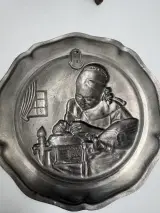Set van 2 tinnen wandborden– 90% Zuiver Tin – foto 4 – kavel bij De Kringwinkel, Gent