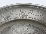 Antieke tinnen Doopschotel 1804 – foto 4 – kavel bij De Kringwinkel, Gent