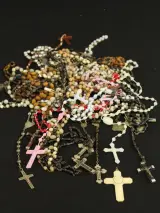 Religieus lot van paternosters, medailles en gebedsbedels – foto 2 – kavel bij De Kringwinkel, Antwerpen