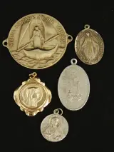 Religieus lot van paternosters, medailles en gebedsbedels – foto 7 – kavel bij De Kringwinkel, Antwerpen