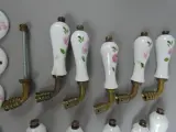 Collectie Keramisch Meubelbeslag met Rozenmotief – foto 6 – kavel bij De Kringwinkel, Diest