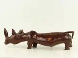 Grote handgesneden massief houten neushoorn – 86 cm, 18,5 kg – foto 2 – kavel bij De Kringwinkel, Antwerpen