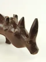 Grote handgesneden massief houten neushoorn – 86 cm, 18,5 kg – foto 9 – kavel bij De Kringwinkel, Antwerpen
