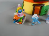 Smurfen huis met 4 figuren – foto 2 – kavel bij De Kringwinkel, Diest