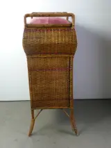 Gevlochten kastje met roze kussen en opbergruimte – foto 2 – kavel bij De Kringwinkel, Heverlee