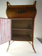 Gevlochten kastje met roze kussen en opbergruimte – foto 7 – kavel bij De Kringwinkel, Heverlee