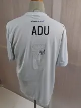 Witte trainingsshirt Club Brugge van Enoch Kofi Adu, gesigneerd – foto 2 – kavel bij De Kringwinkel, Waardamme