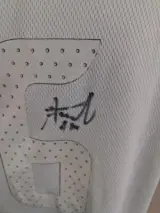 Witte trainingsshirt Club Brugge van Enoch Kofi Adu, gesigneerd – foto 3 – kavel bij De Kringwinkel, Waardamme