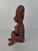 Terracotta beeld van een zittende vrouw – foto 2 – kavel bij De Kringwinkel, Waardamme