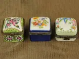 Lot van 26 porseleinen pillendoosjes / sierdoosjes – diverse decors – puntgaaf – foto 5 – kavel bij De Kringwinkel, Antwerpen