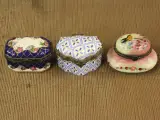 Lot van 26 porseleinen pillendoosjes / sierdoosjes – diverse decors – puntgaaf – foto 7 – kavel bij De Kringwinkel, Antwerpen