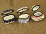Lot van 26 porseleinen pillendoosjes / sierdoosjes – diverse decors – puntgaaf – foto 8 – kavel bij De Kringwinkel, Antwerpen