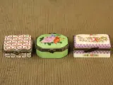 Lot van 26 porseleinen pillendoosjes / sierdoosjes – diverse decors – puntgaaf – foto 9 – kavel bij De Kringwinkel, Antwerpen