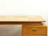 Vintage Mid-Century bureau met ingelegde Spaanse tegels – Jaren 60/70 – foto 4 – kavel bij De Kringwinkel, Antwerpen