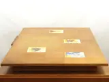 Vintage Mid-Century bureau met ingelegde Spaanse tegels – Jaren 60/70 – foto 8 – kavel bij De Kringwinkel, Antwerpen