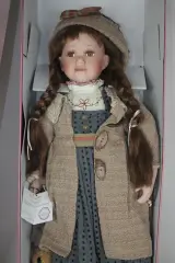 Handgemaakte porseleinen verzamelaarspop - Adélie Creation Paris – foto 6 – kavel bij De Kringwinkel, Brecht
