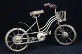 Decoratieve Goudkleurige Fiets en Oldtimer – foto 2 – kavel bij De Kringwinkel, Brecht