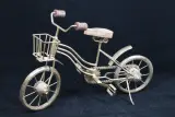 Decoratieve Goudkleurige Fiets en Oldtimer – foto 4 – kavel bij De Kringwinkel, Brecht