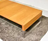 Moderne salontafel met houtfineer, glazen legplank en metalen frame – foto 2 – kavel bij De Kringwinkel, Turnhout