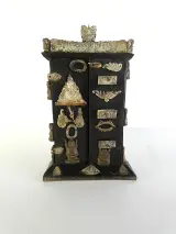 Minikastje in Aziatische stijl met beeninleg, figuratief handwerk – kavel bij De Kringwinkel, Heverlee