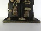 Minikastje in Aziatische stijl met beeninleg, figuratief handwerk – foto 2 – kavel bij De Kringwinkel, Heverlee