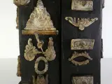 Minikastje in Aziatische stijl met beeninleg, figuratief handwerk – foto 3 – kavel bij De Kringwinkel, Heverlee