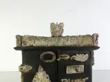 Minikastje in Aziatische stijl met beeninleg, figuratief handwerk – foto 4 – kavel bij De Kringwinkel, Heverlee