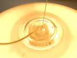 UFO-vormige Hanglamp Kartell met oranje neonbuis – foto 6 – kavel bij De Kringwinkel, Heverlee