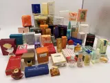 Verzameling miniatuur parfumflesjes – kavel bij De Kringwinkel, Dendermonde