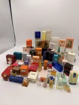 Verzameling miniatuur parfumflesjes – foto 2 – kavel bij De Kringwinkel, Dendermonde