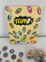 Verzameling Flippo's met album en diverse figuren – foto 2 – kavel bij De Kringwinkel, Turnhout