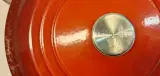 Rode Le Creuset braadpan gietijzer 28 cm – foto 4 – kavel bij De Kringwinkel, Aalst