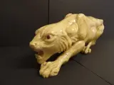 Handgesneden spekstenen tijger/leeuwin sculptuur – foto 4 – kavel bij De Kringwinkel, Leopoldsburg