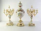 Elegante Italiaanse Alfa porseleinen sierset | Sierurn en twee kandelaars – kavel bij De Kringwinkel, Heverlee