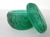 Groene glazen sierpot met deksel en reliëfdecoratie – kavel bij De Kringwinkel, Heverlee
