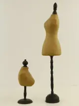 Set van 2 decoratieve mini-paspoppen / juwelenhouders – foto 2 – kavel bij De Kringwinkel, Antwerpen