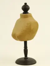 Set van 2 decoratieve mini-paspoppen / juwelenhouders – foto 7 – kavel bij De Kringwinkel, Antwerpen