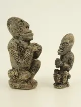 Set van 2 stenen beelden in West-Afrikaanse Nomoli-stijl – foto 2 – kavel bij De Kringwinkel, Antwerpen