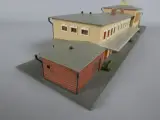 Gedetailleerd model van een historisch treinstation – foto 3 – kavel bij De Kringwinkel, Diest