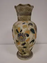 Decoratieve West-Duitse keramische vaas met bloemmotief – foto 3 – kavel bij De Kringwinkel, Ronse