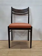 Set van 6 vintage Mid-Century eetkamerstoelen - donker hout & cognackleurige zitting – foto 7 – kavel bij De Kringwinkel, Gent