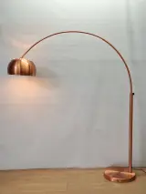 koperkleurige booglamp - moderne interpretatie van een sixties designklassieker – kavel bij De Kringwinkel, Gent