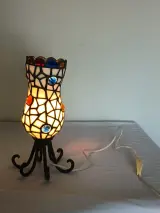 Tiffany stijl tafellamp met gekleurd glas – kavel bij De Kringwinkel, Geraardsbergen
