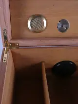 Houten sigarenbevochtiger (humidor) – foto 9 – kavel bij De Kringwinkel, Heverlee
