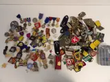 Grote verzameling militaire insignes, schouderstukken en mouwemblemen – kavel bij De Kringwinkel, Leopoldsburg